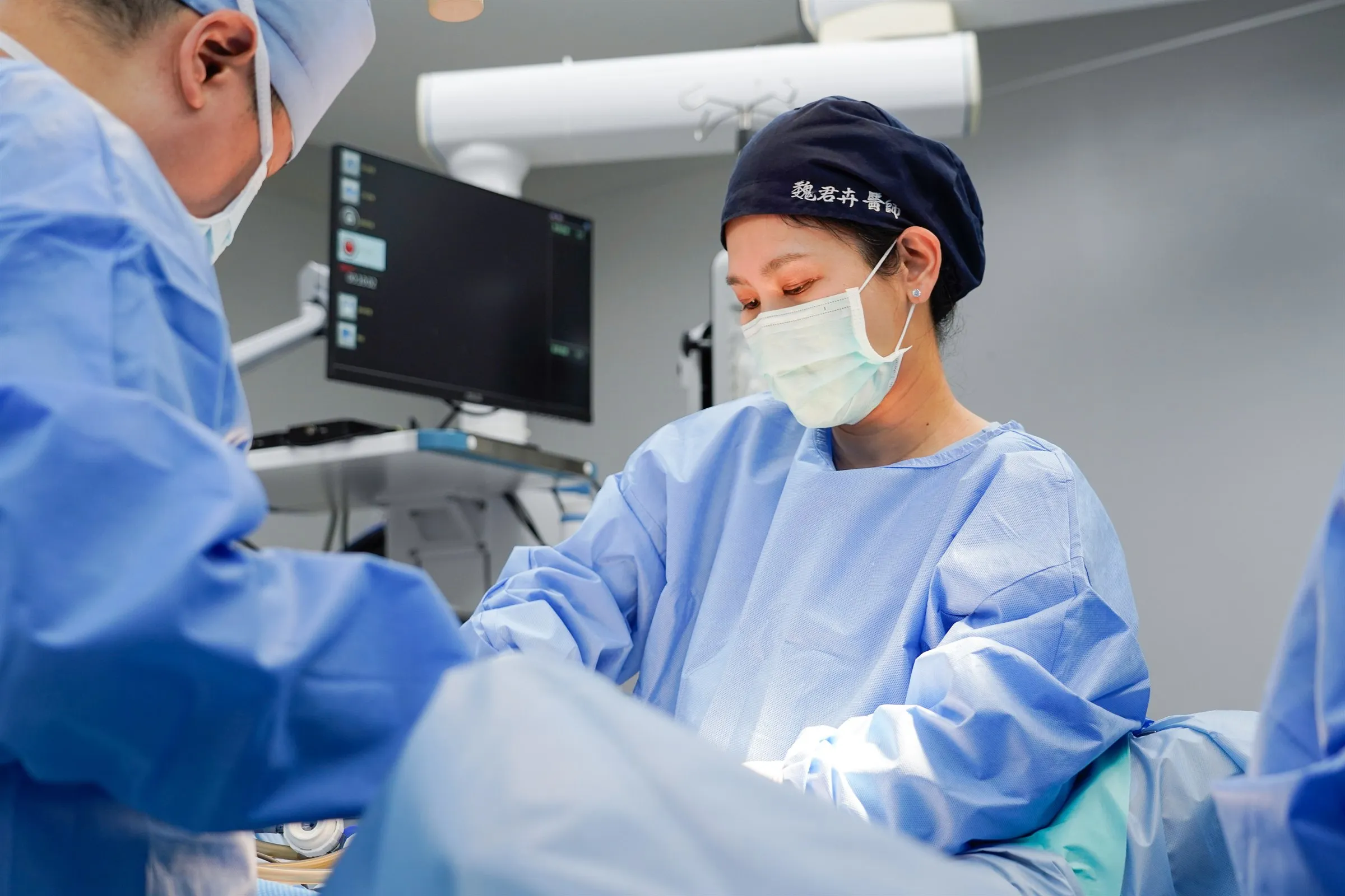 魏君卉 醫師於手術室進行婦科微創手術